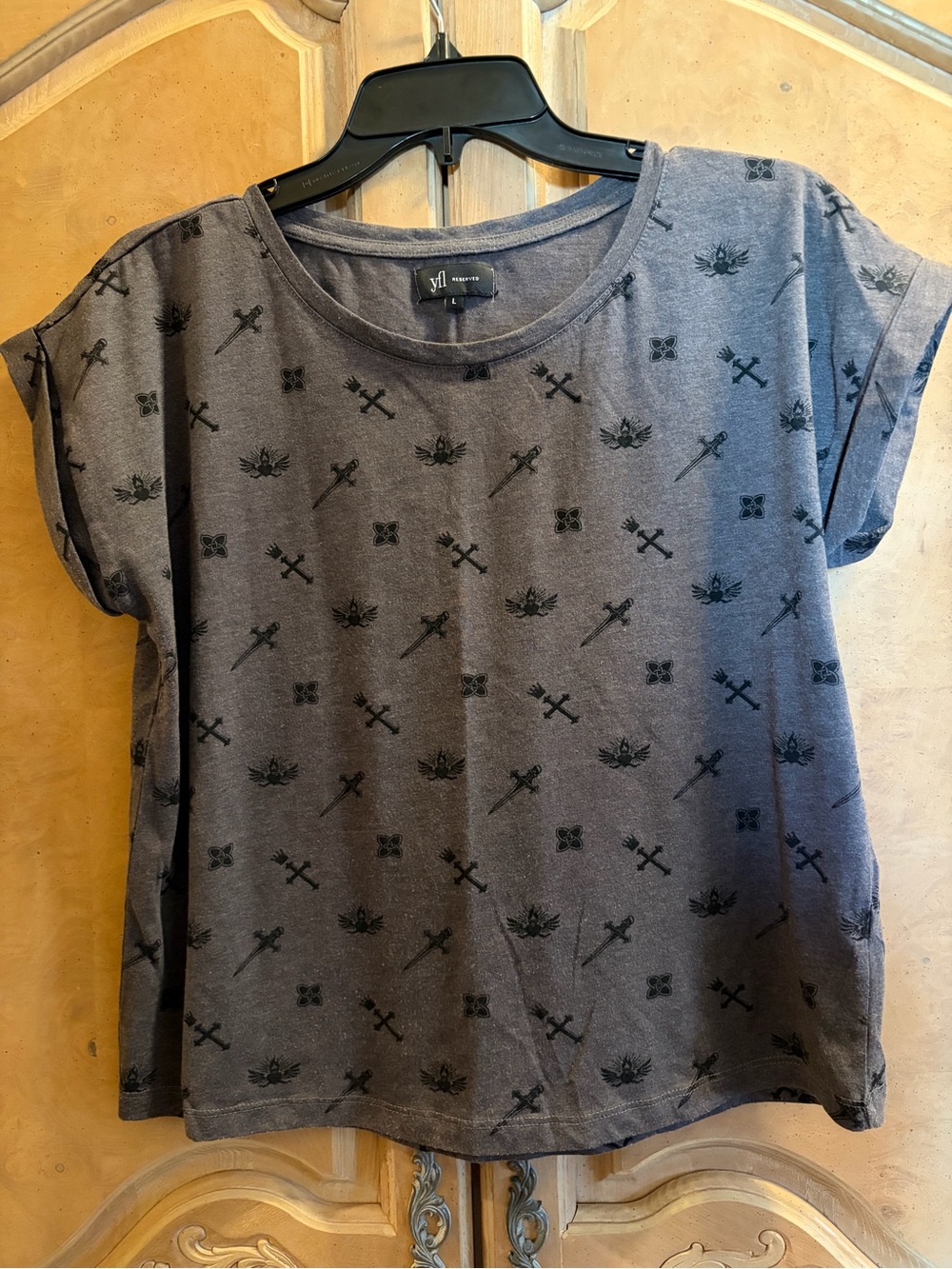Reserved Gray Short Sleeve Tee with Subtle Black Motif